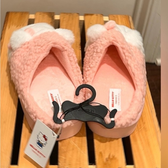 Hello Kitty x Forever 21 Slippers M Pink
Multi NWT Sanrio - Picture 7 of 9